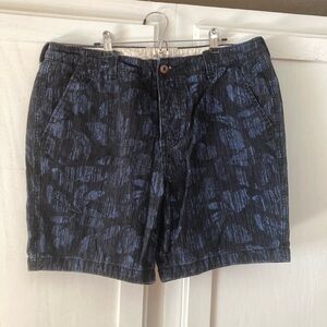 Hollister Men's Navy Leaf Print Shorts